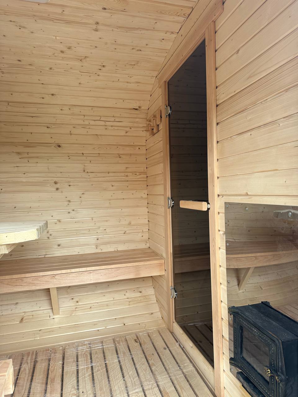 Стеклянная дверь в парилку внутри квадро бани