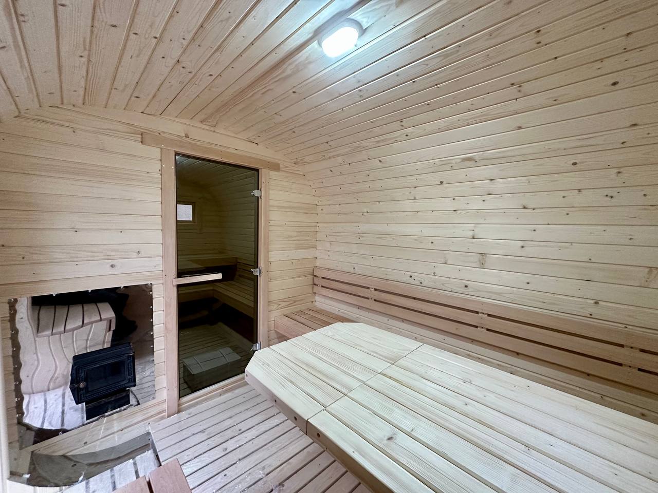 Дверь в парилку и печь внутри квадро бани 5 метров