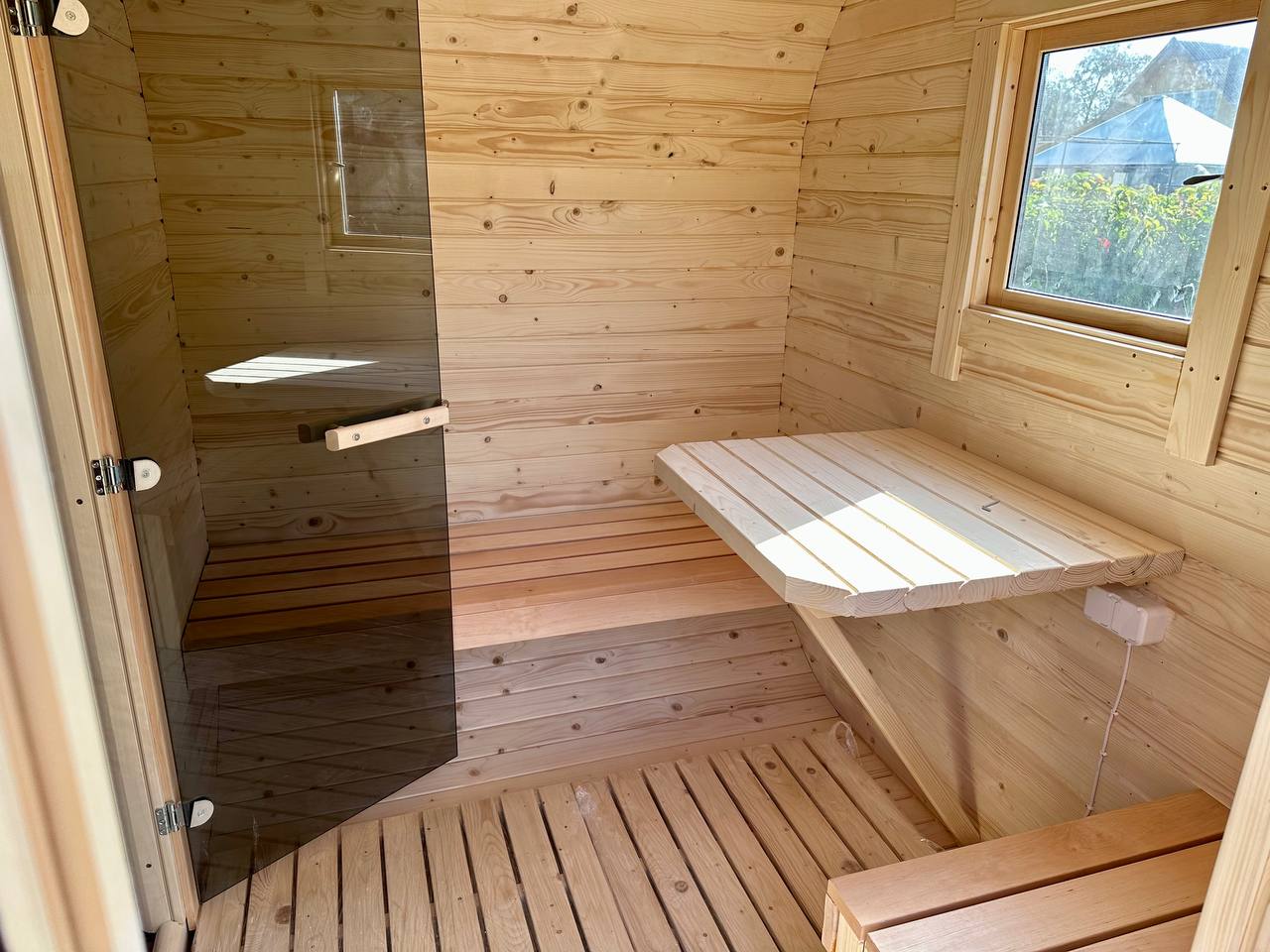 Стол внутри квадро бани на 5 метров