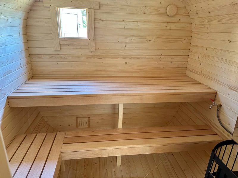 Полки из ольхи внутри квадро бани на 5 метров