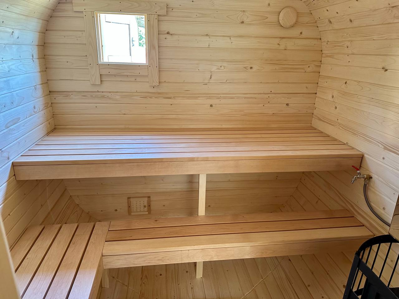 Полки из ольхи внутри квадро бани на 5 метров