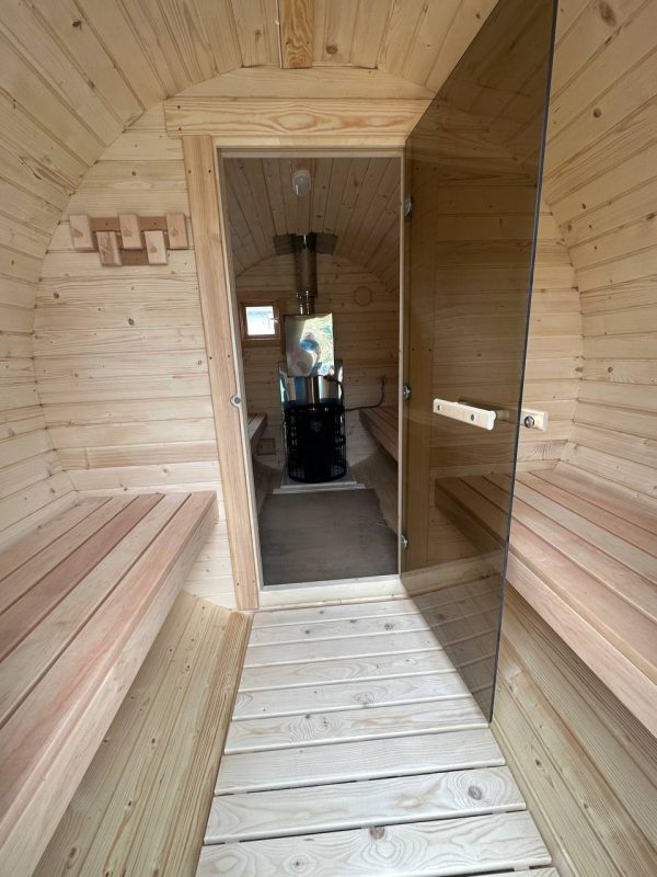 Вход в парилку внутри бани бочке на 5 метров