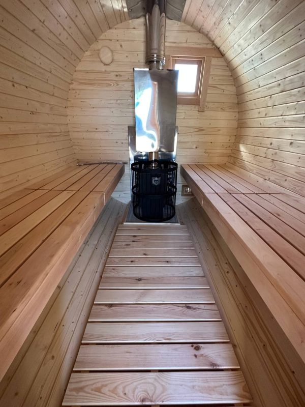 Котёл и бак для воды внутри бани бочки